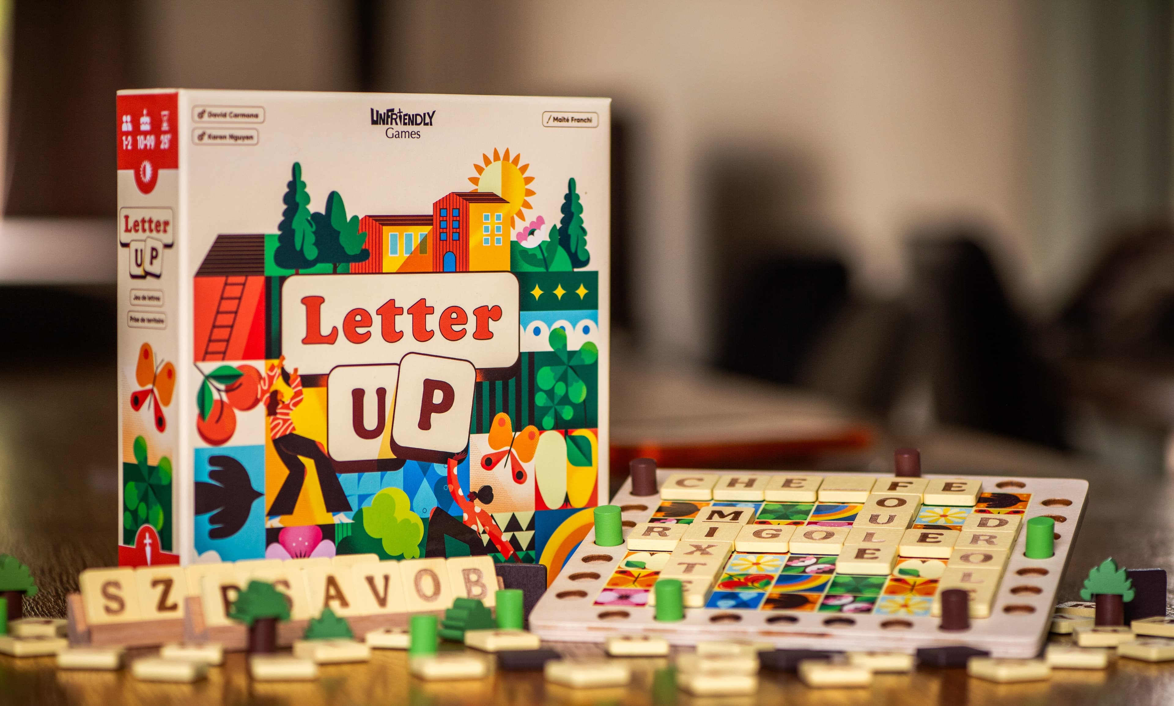 La boîte de Letter UP posée devant le plateau de jeu