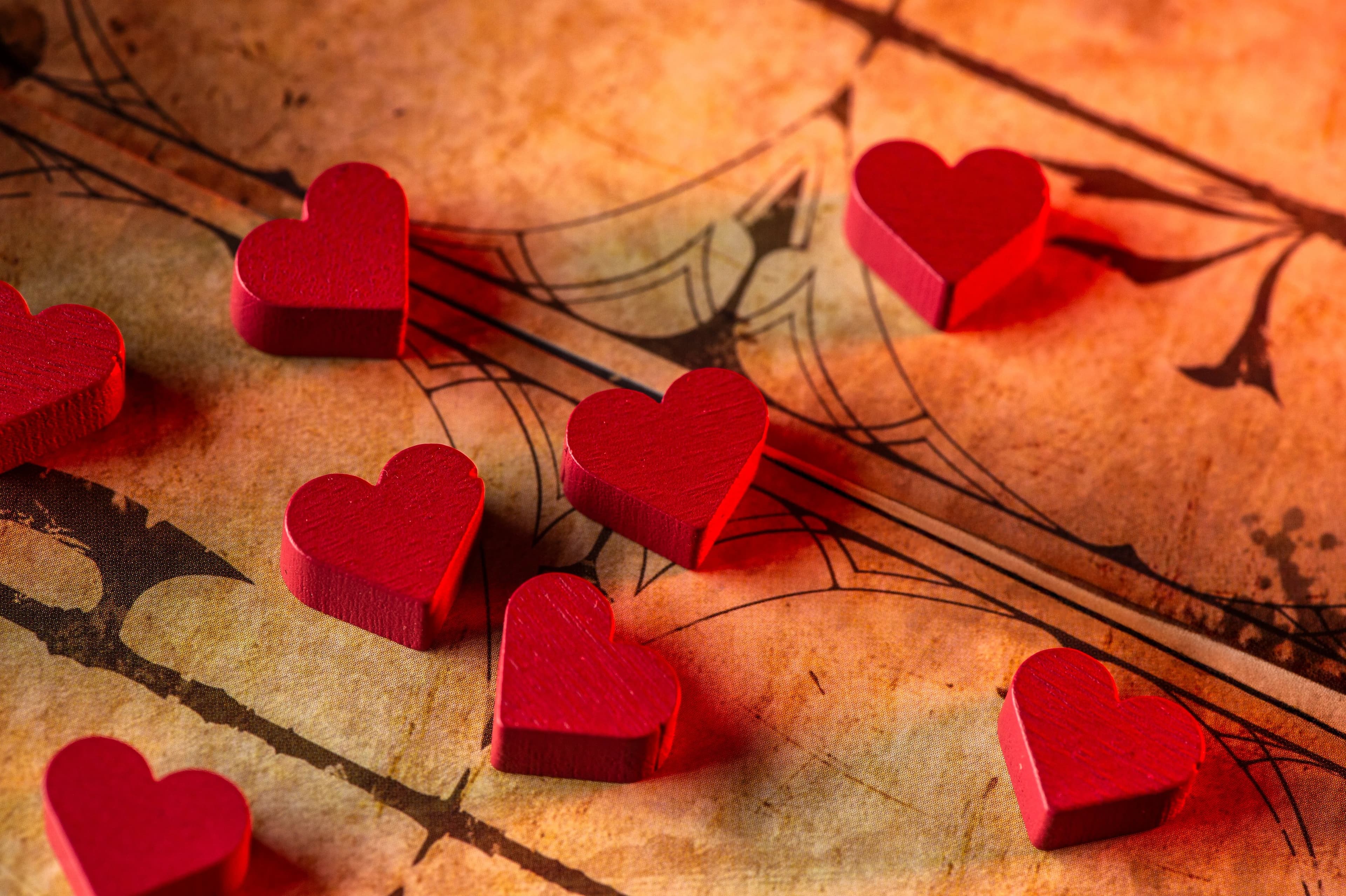 Heroes Love to Lie Game - Components Heart